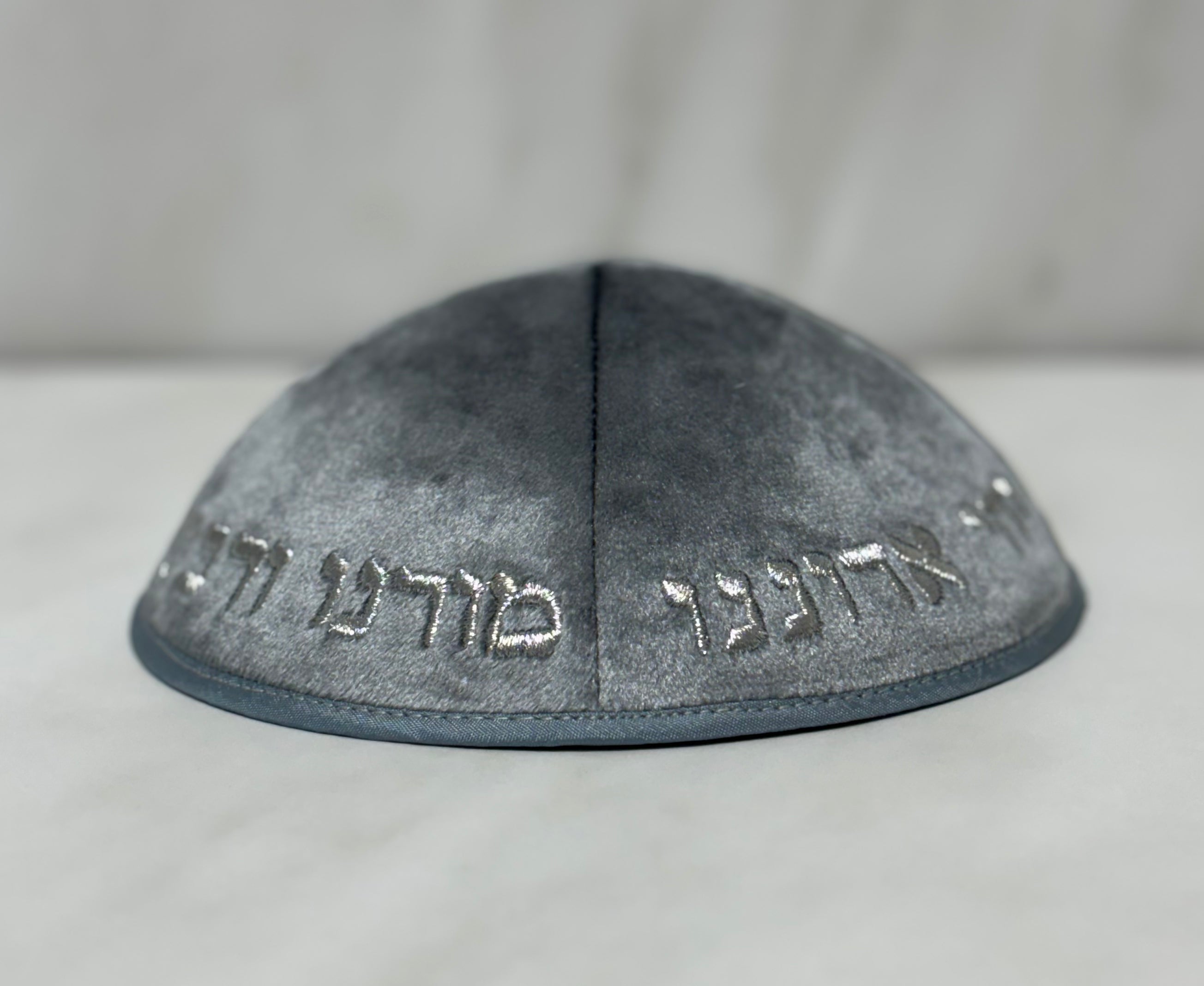 כיפות מרוקו קטיפה "יחי אדוננו" צבע אפור