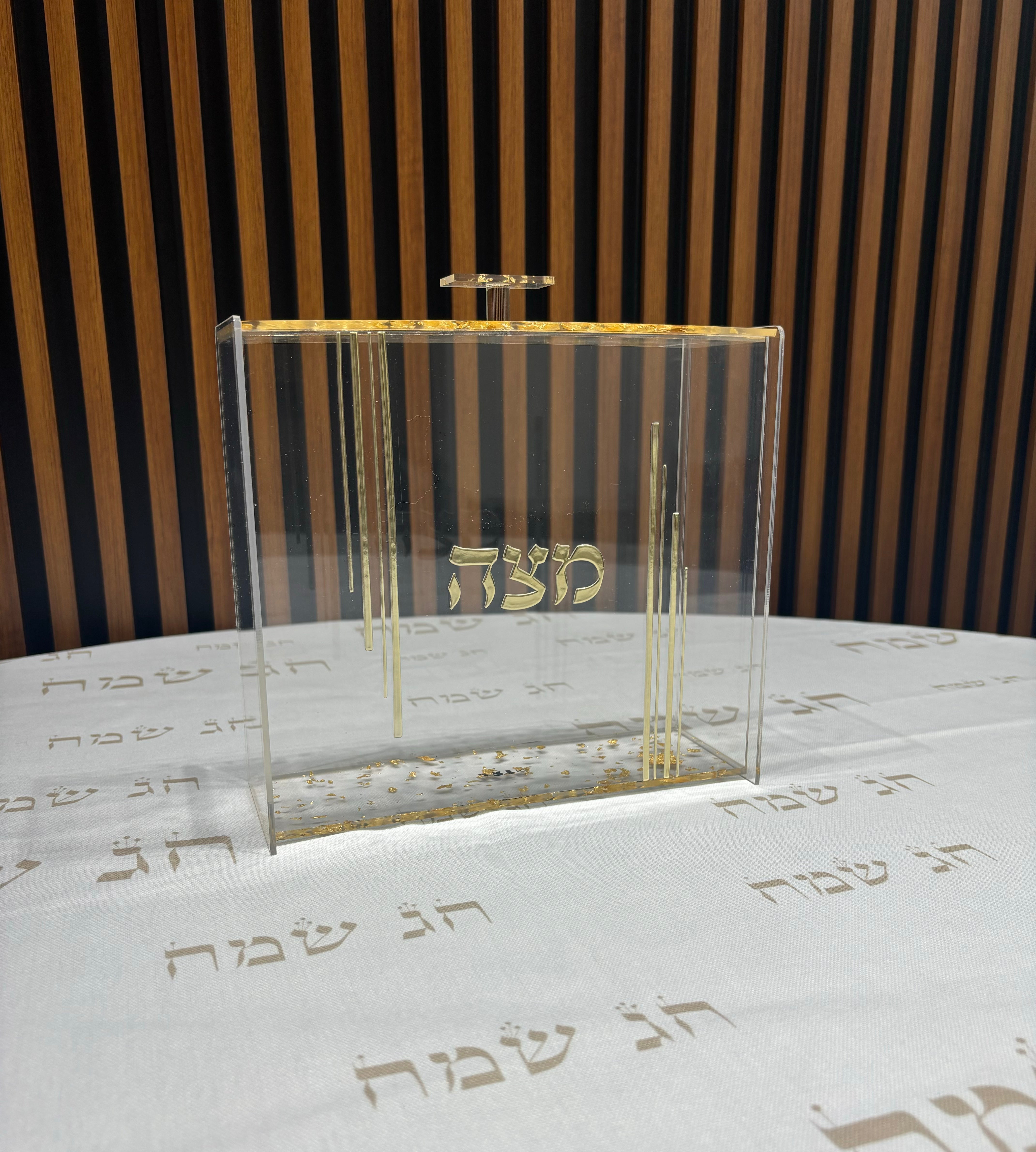 כלי למצה מאקריליק "אותיות בולטות" 21x23 ס"מ - כיתוב זהב