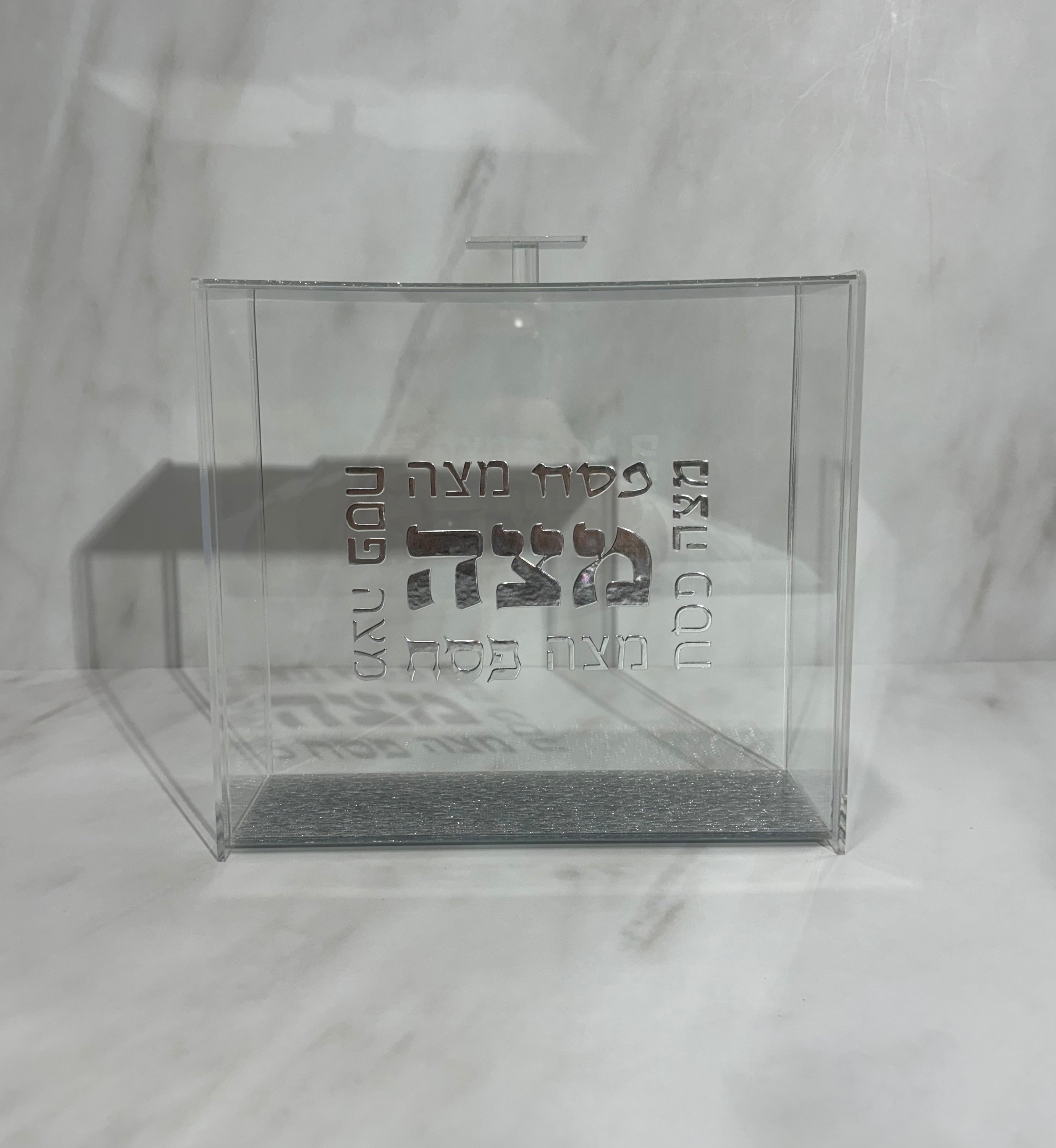 כלי למצה מאקריליק אותיות בולטות כסף 21x23 ס"מ