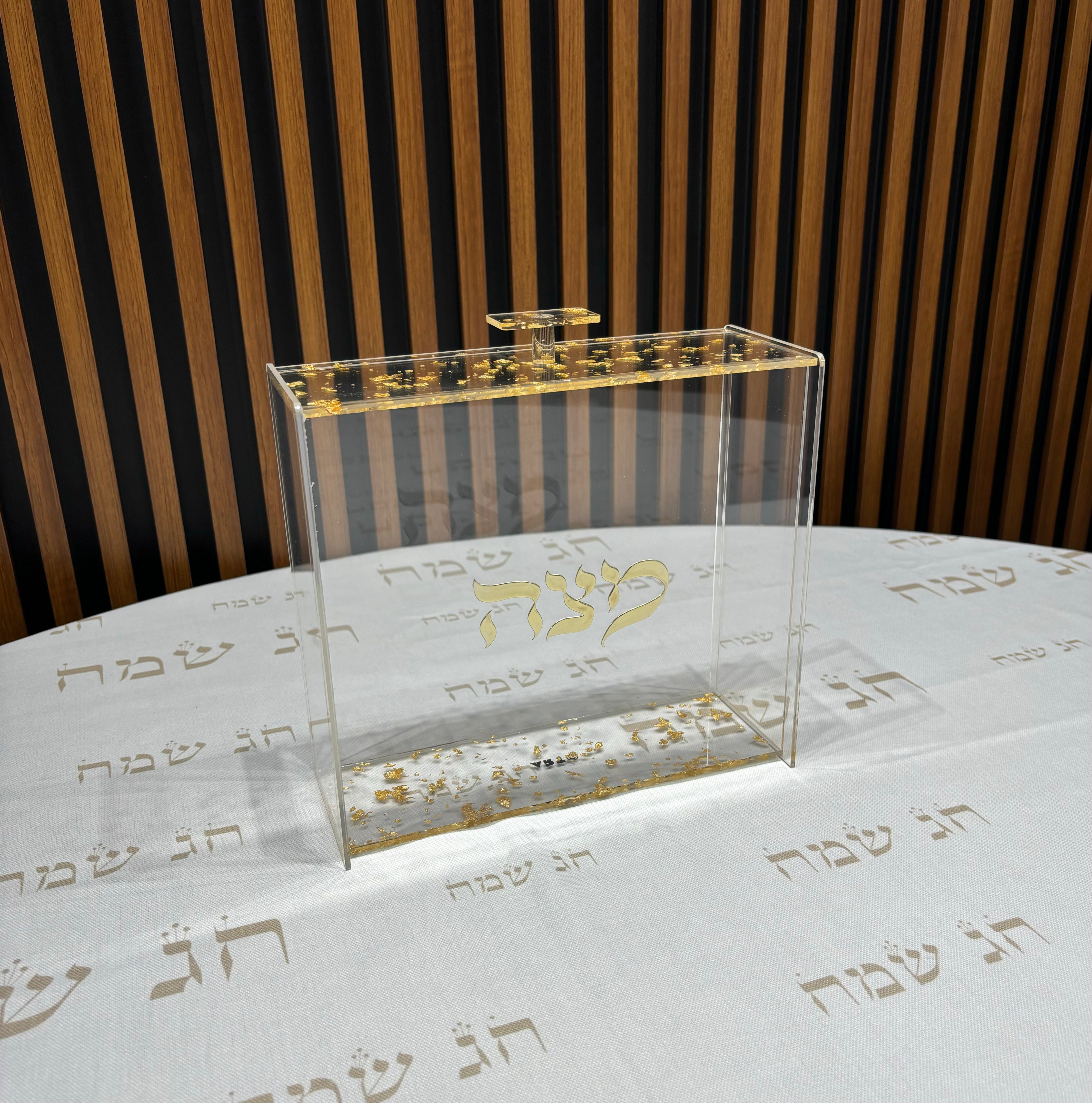 כלי למצה מאקריליק שקוף עם נצנצים ופסים 21x23 ס"מ - כיתוב זהב