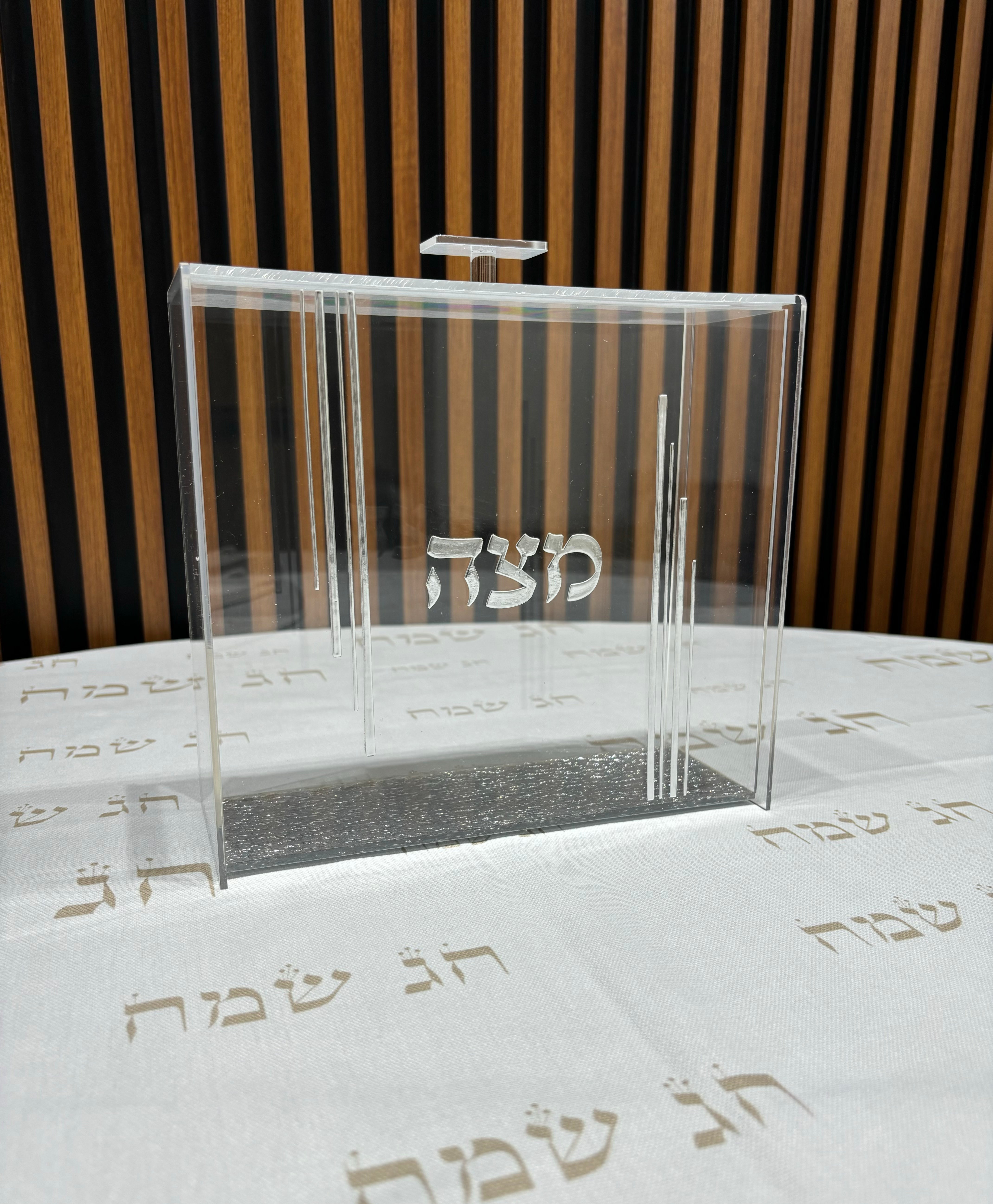 כלי למצה מאקריליק שקוף עם נצנצים ופסים 21x23 ס"מ - כיתוב כסף